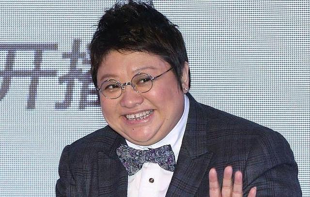 一句“走个面儿”惹众怒？韩红籍贯曝光，和成龙竟是同一类人！ - 2
