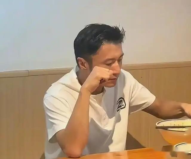 谢霆锋西安16元油泼面接地气！王菲同游城墙却不同框，全网等同台（组图） - 3