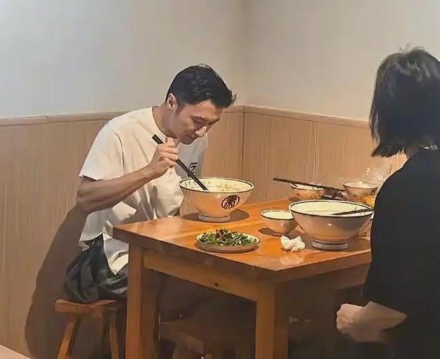 谢霆锋西安16元油泼面接地气！王菲同游城墙却不同框，全网等同台（组图） - 4