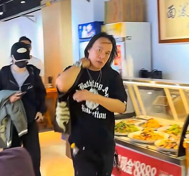 谢霆锋西安16元油泼面接地气！王菲同游城墙却不同框，全网等同台（组图） - 6