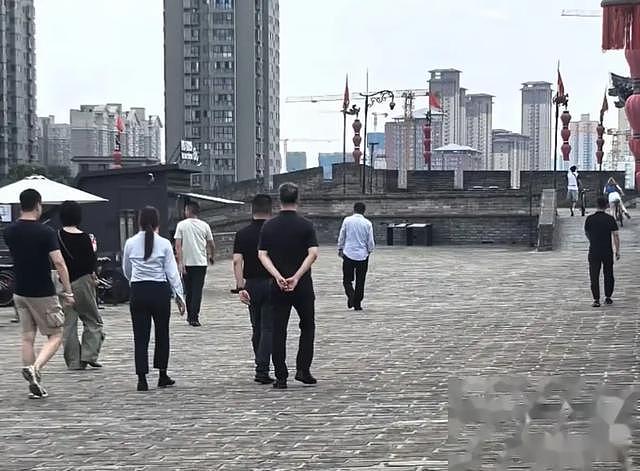 谢霆锋西安16元油泼面接地气！王菲同游城墙却不同框，全网等同台（组图） - 7