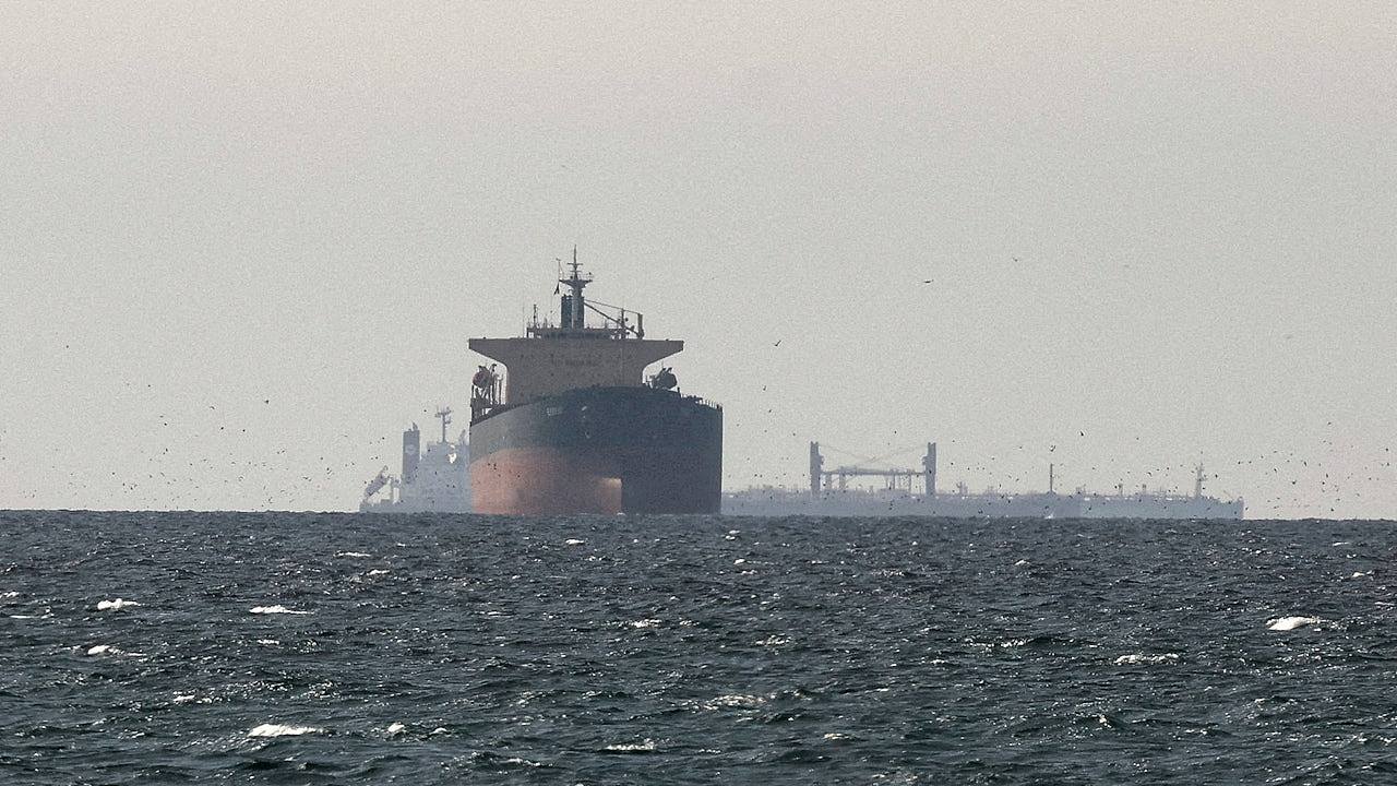 美军空袭伊朗军事目标，报复霍尔木兹海峡商船遇袭（组图） - 1