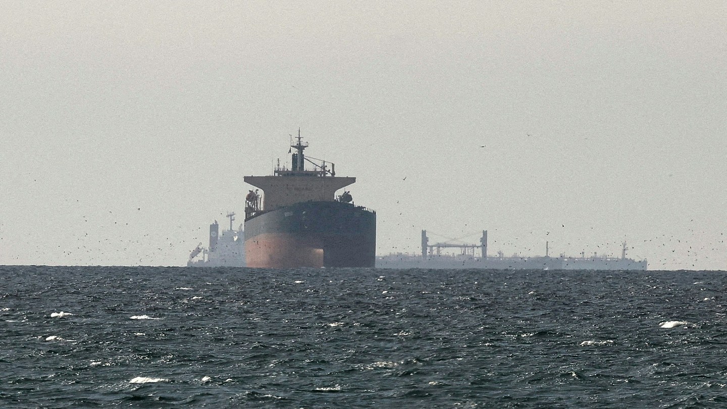 美军空袭伊朗军事目标，报复霍尔木兹海峡商船遇袭（组图） - 3