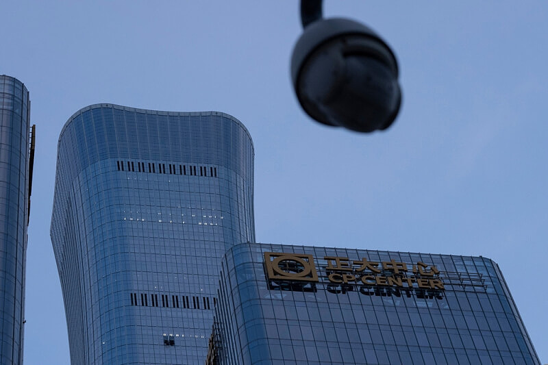 北京小飞机撞击中信大厦，官方证实驾驶死亡13人伤 - 1