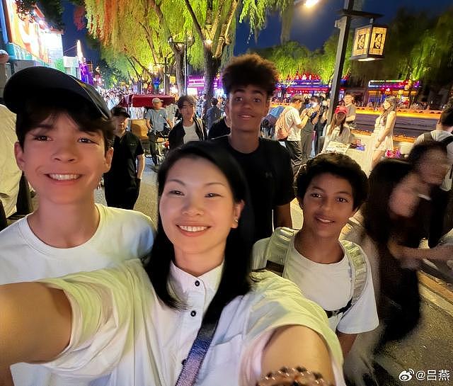 吕燕携儿子暑假回国，继子皮肤黑撞脸足球明星，相处亲如真母子 - 2