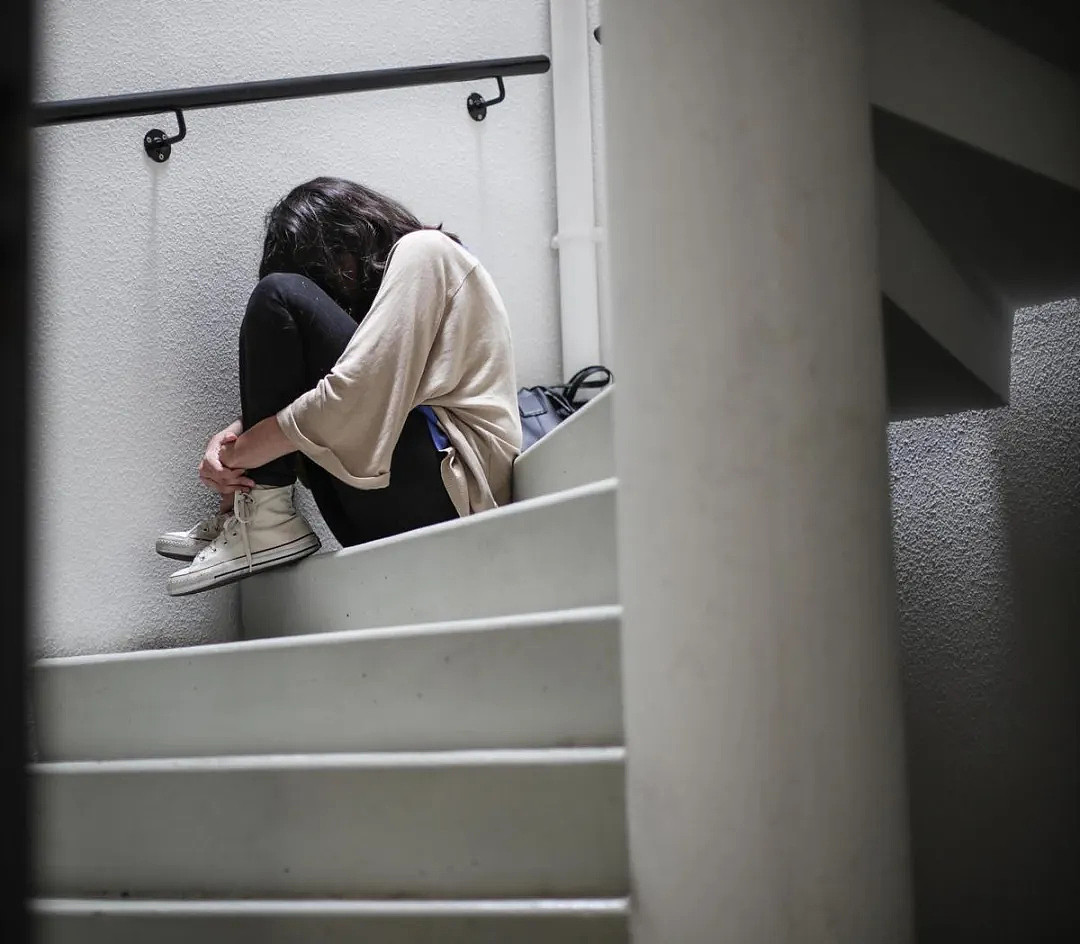 巴黎老太“扮猪吃老虎”，诱骗好心女孩进屋，只为供儿子淫乐！ - 5
