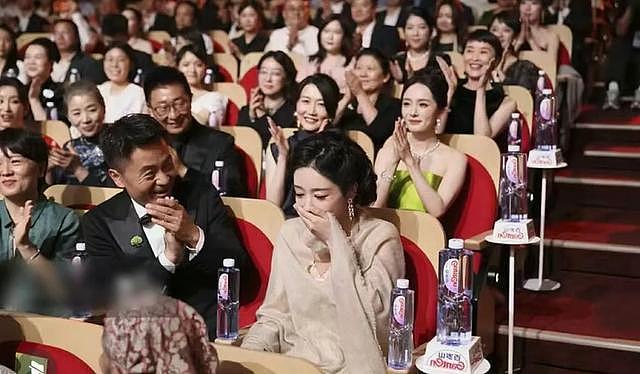 杨紫白玉兰封后 三提终成 第一个90后 凭白菊打动全场？ - 2