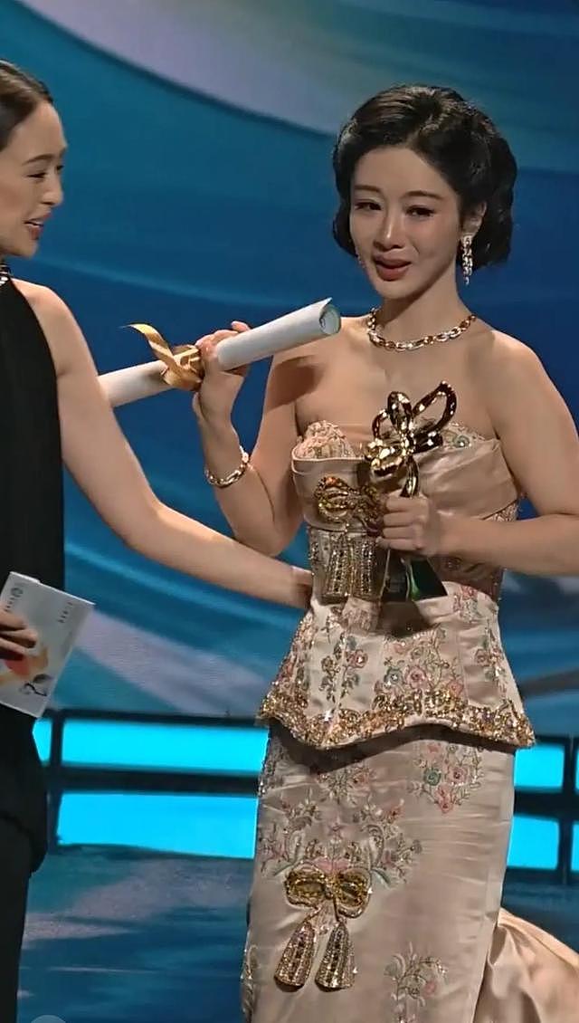 杨紫白玉兰封后 三提终成 第一个90后 凭白菊打动全场？ - 4