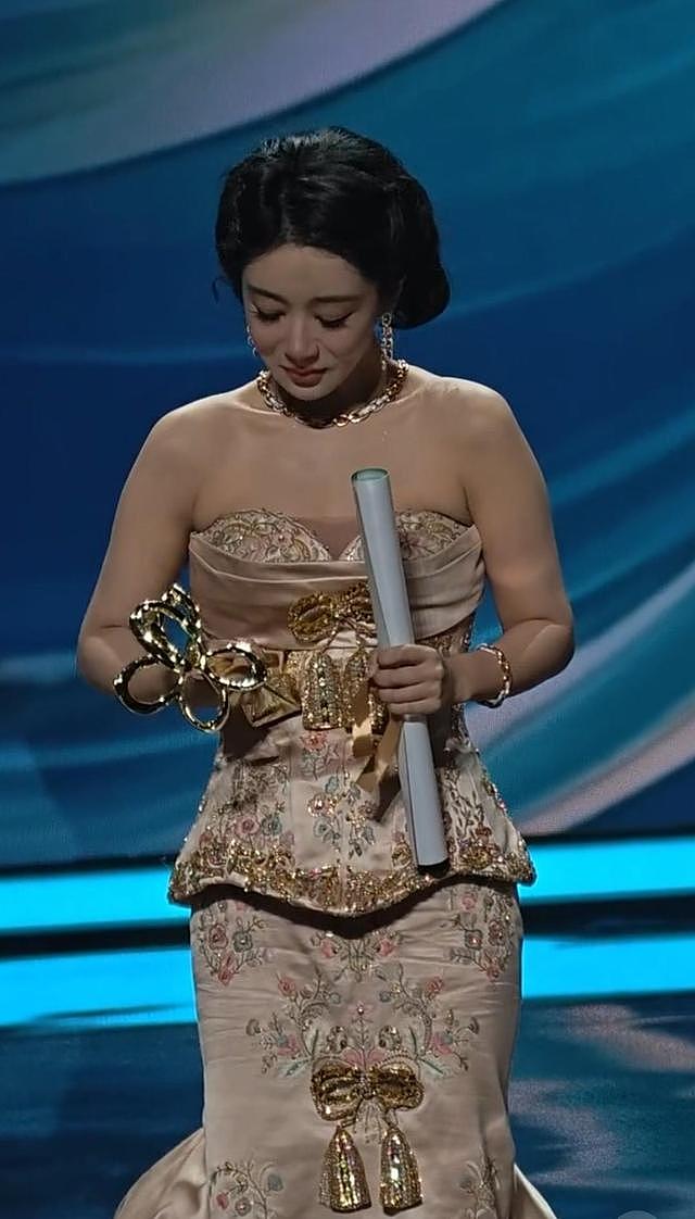杨紫白玉兰封后 三提终成 第一个90后 凭白菊打动全场？ - 5