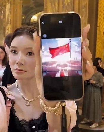 巴黎歌剧院爆冲突，中国聋哑女游客怒亮国旗反遭网民闹爆（组图） - 2