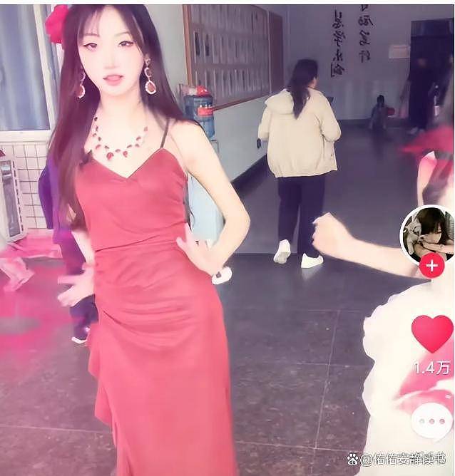 中国女生胸口蝴蝶纹身遭围攻，网民：符合我对职高的第一印象（组图） - 2
