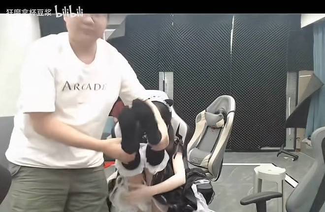 太恶臭！主播为节目效果，强制女生抬腿露脚，险些走光（组图） - 1