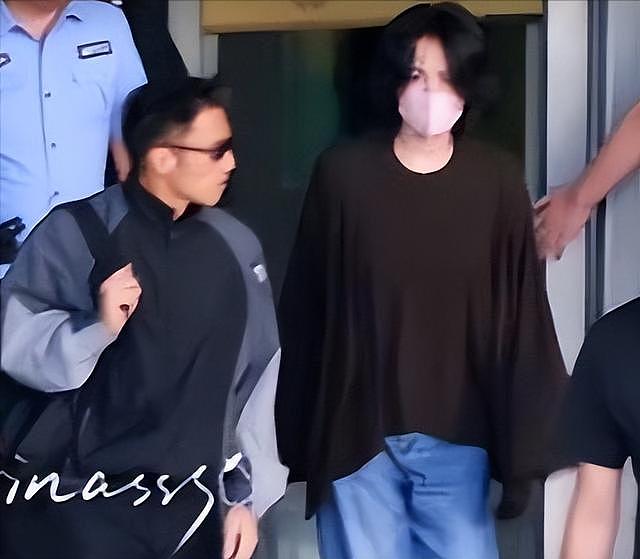 谢霆锋西安演唱会，王菲嗨疯了！手拿荧光棒，不断给男友加油（组图） - 8