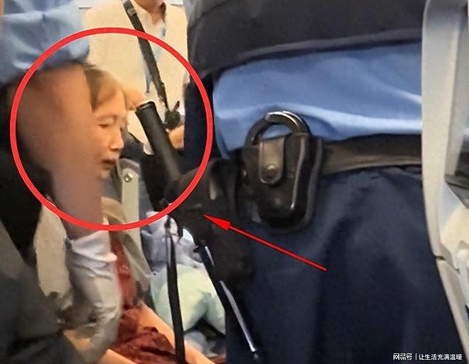 UA858航班华人大妈闹剧发酵，知情人曝内幕真容曝光深陷麻烦 - 1