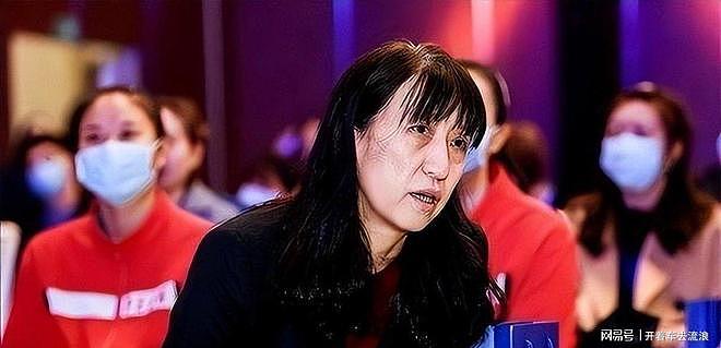 赖亚文：33岁嫁空军军官，与丈夫分居多年，回家时儿子不认她 - 6