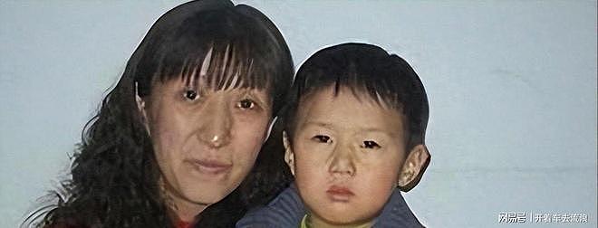 赖亚文：33岁嫁空军军官，与丈夫分居多年，回家时儿子不认她 - 8