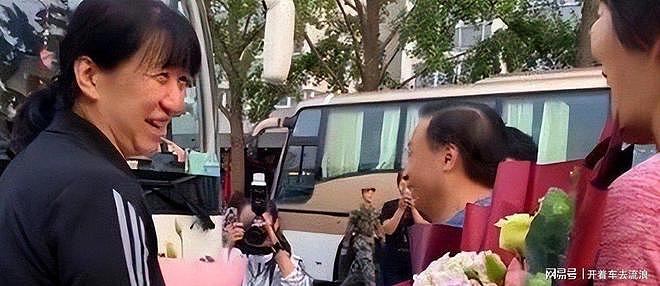 赖亚文：33岁嫁空军军官，与丈夫分居多年，回家时儿子不认她 - 10