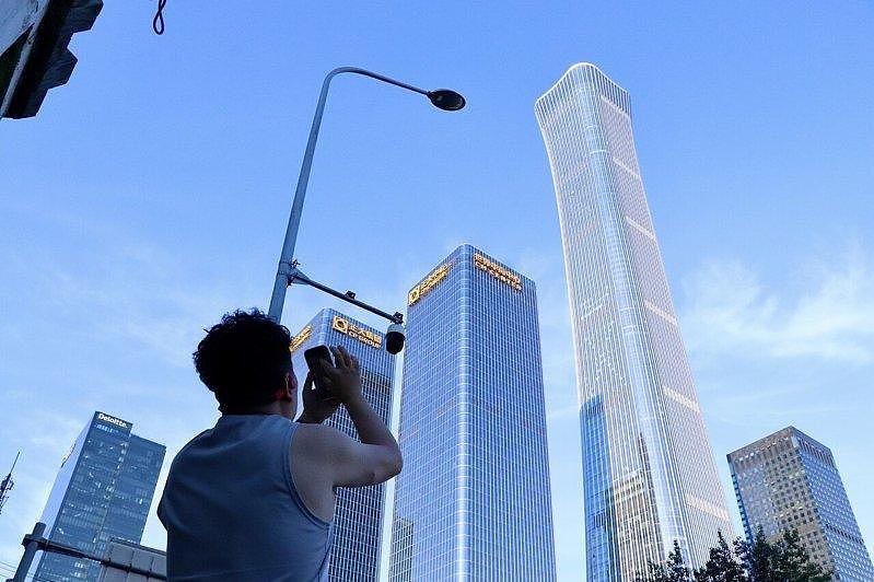 小飞机撞北京最高楼，当局隔22小时通报：机师亡、13人伤 - 1