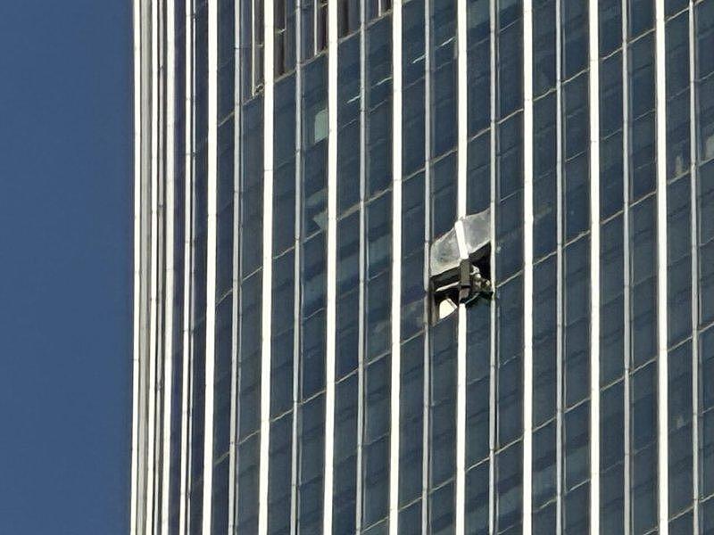 小飞机撞北京最高楼，当局隔22小时通报：机师亡、13人伤 - 2