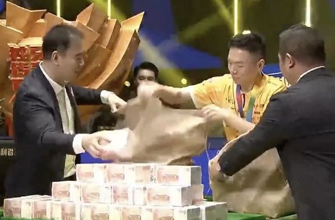 震撼！台球史上首个1000万冠军诞生：现金摞成7层，现场用2麻袋装钱 - 2