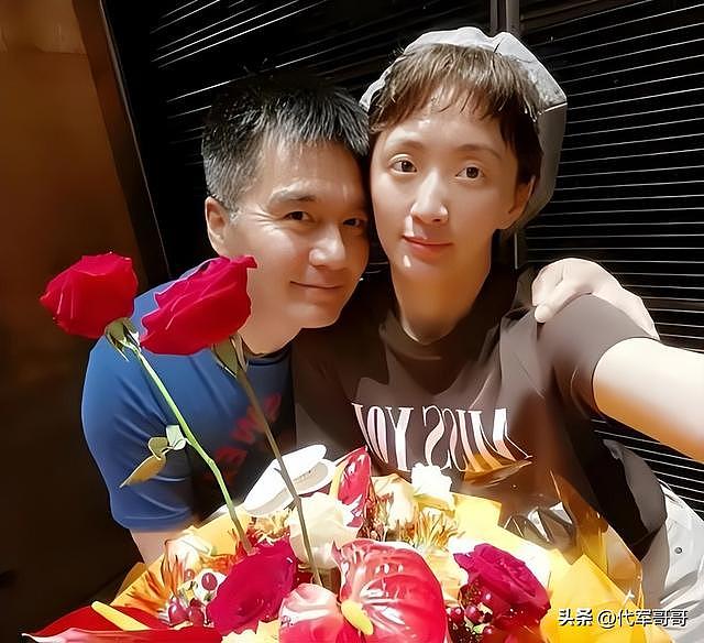 62岁许亚军近况曝光！四婚娶美女张澍生下一子，如今成宠妻狂魔 - 7