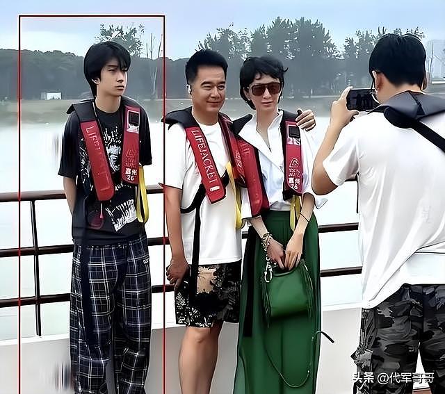62岁许亚军近况曝光！四婚娶美女张澍生下一子，如今成宠妻狂魔 - 9