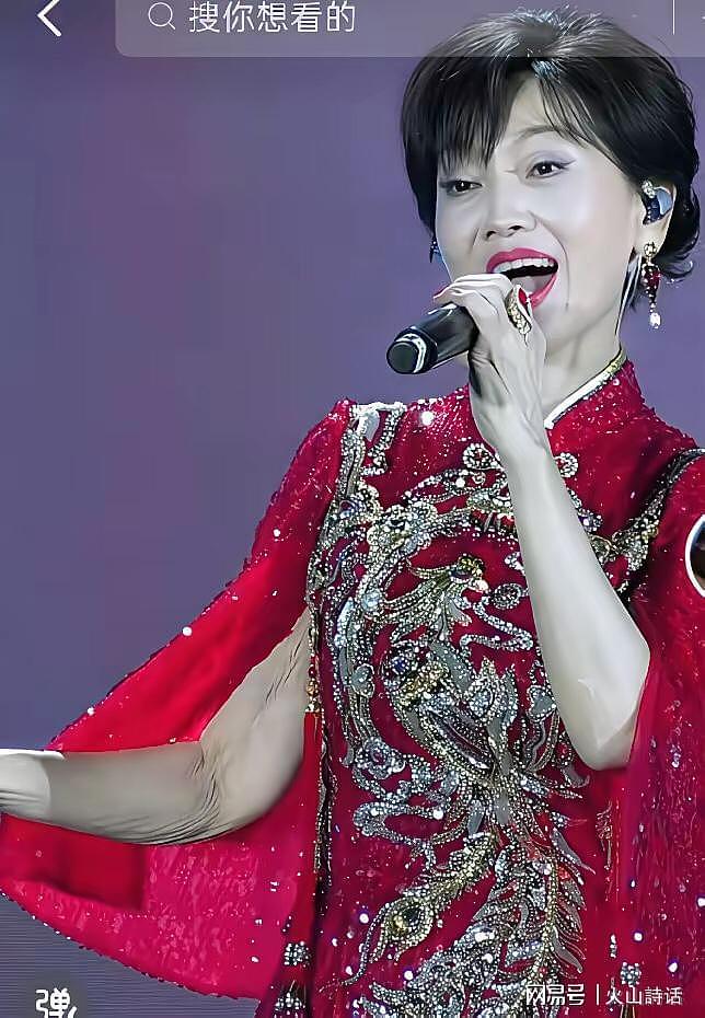 扎心痛啊！70岁赵雅芝舞台无美颜生图曝光，手臂衰老的状态太真实 - 4