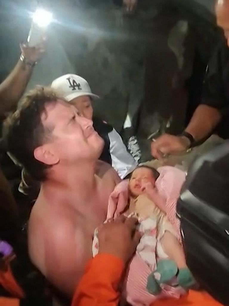 委内瑞拉强震已致1430人遇难，含7名中国公民，搜救三天后11岁男童生还 - 4