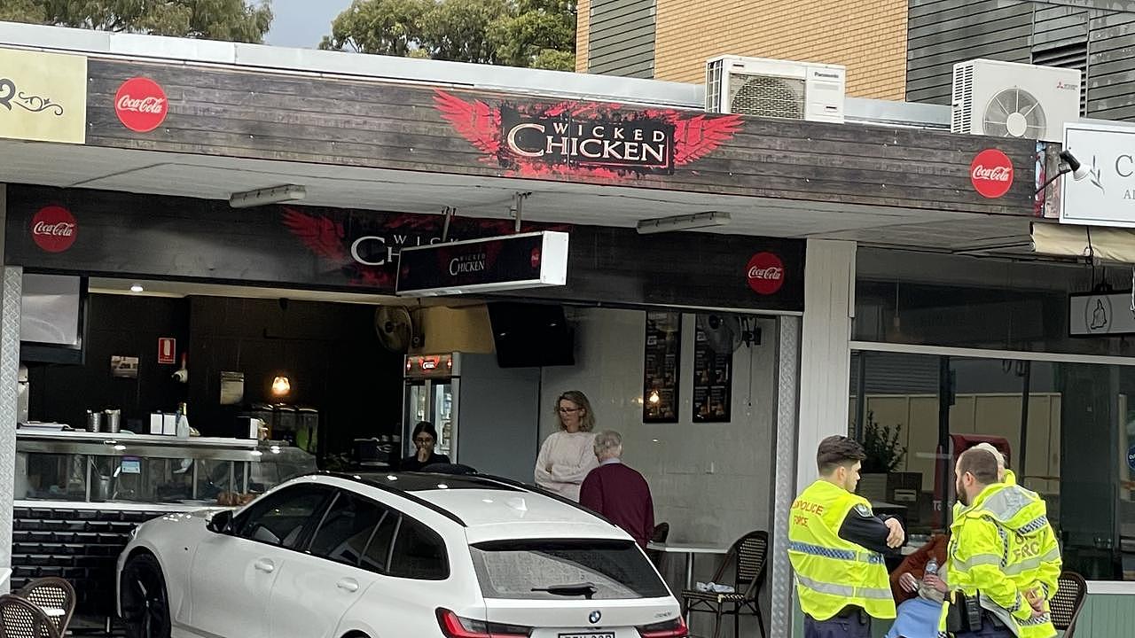 澳洲一宝马失控撞入炸鸡店！致多名儿童受伤 - 1