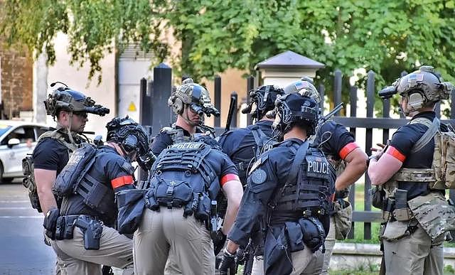 白宫女秘书哥哥发声：她和特朗普总统的关系很不正常！亲密过头了 - 16