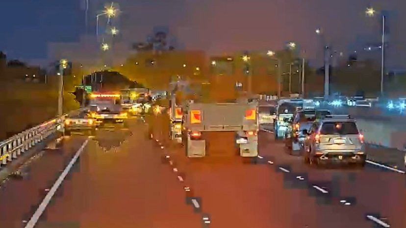 珀斯清晨突发连环车祸！多人受伤，道路全面拥堵（图） - 1