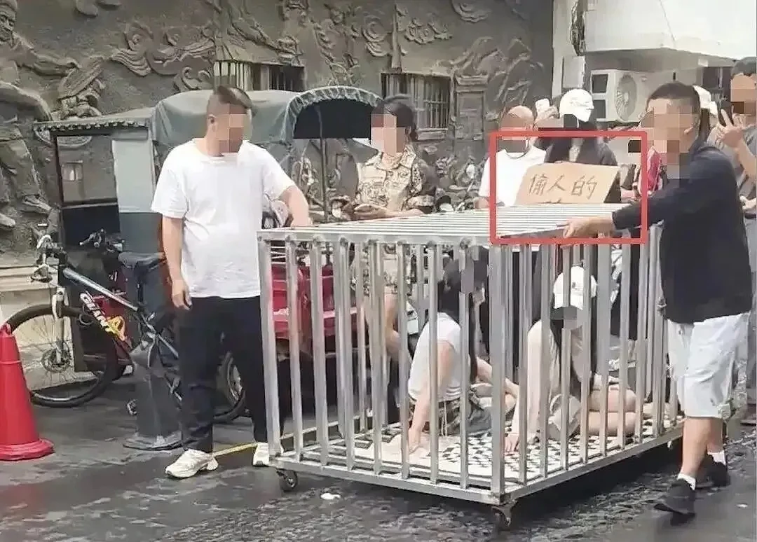 湖南街头“浸猪笼”引爆热议！女子被关铁笼游街系摆拍，涉事者遭刑拘（组图） - 1