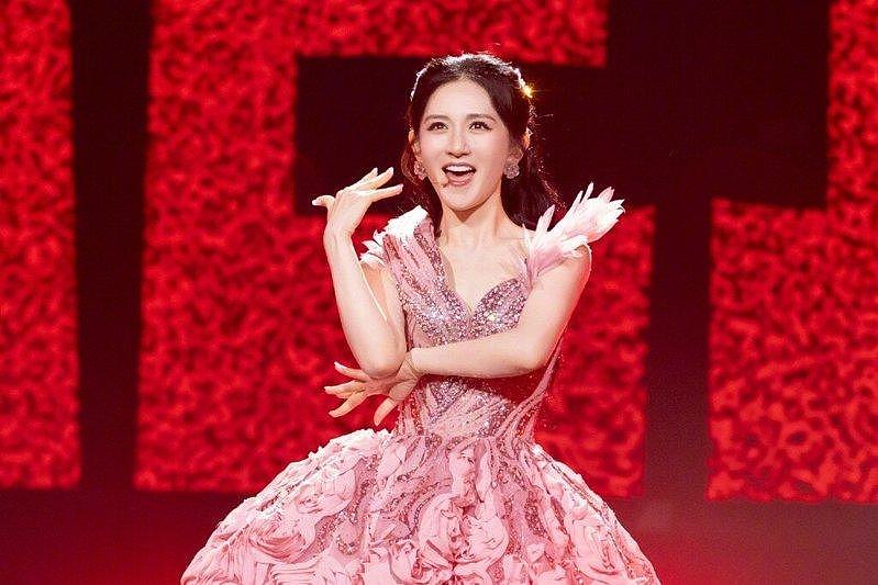 遭官媒抨击“没实力”！谢娜北京演唱会紧急取消，全额退票赔偿（组图） - 1