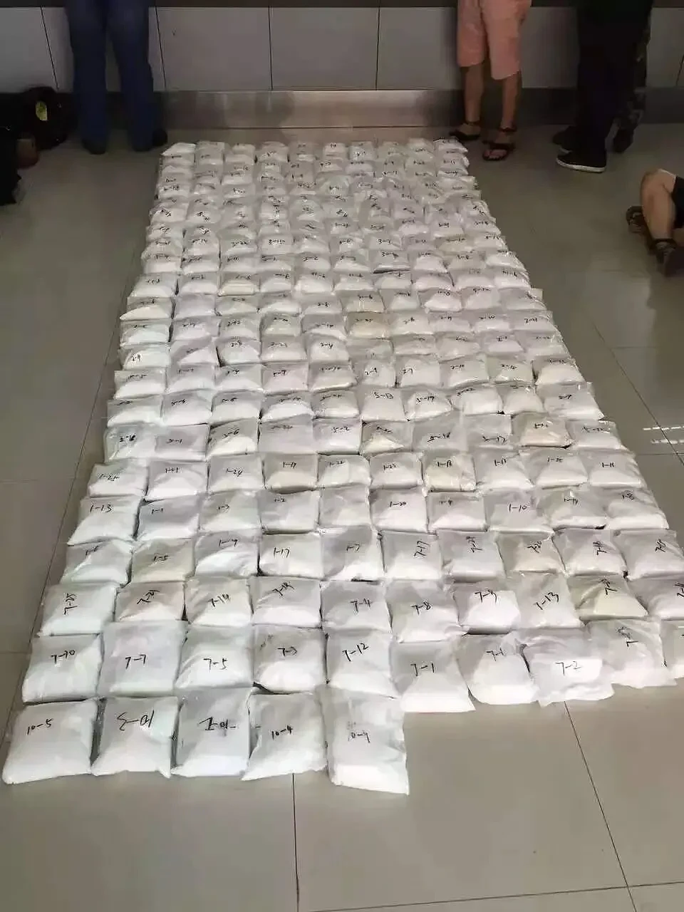毒贩“标价”缉毒警：一颗人头200万，一只手30万 - 2