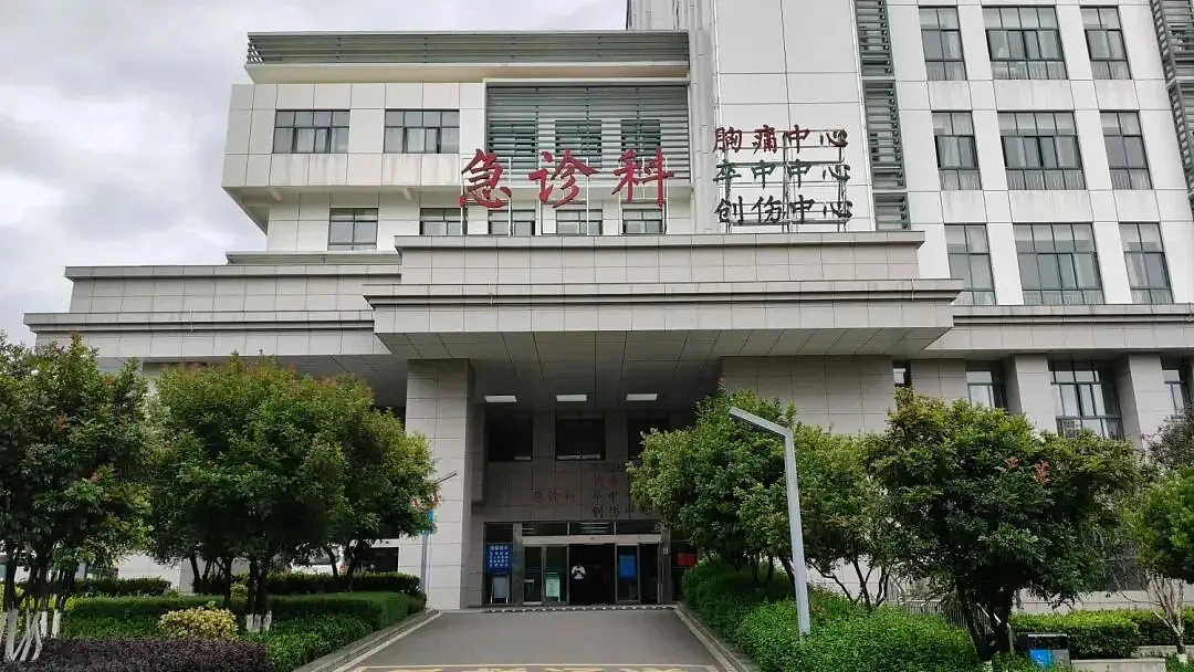 58岁男子徒手抓蛇，被咬后还和蛇淡定合影！结果...（组图） - 5