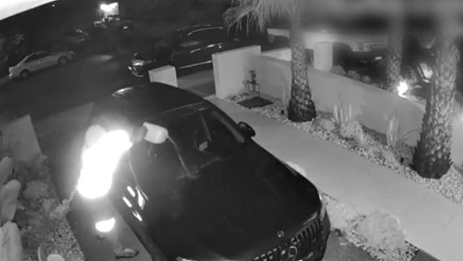 澳民宅深夜发生纵火案！奔驰被泼油烧毁，警方介入调查（视频/组图） - 2
