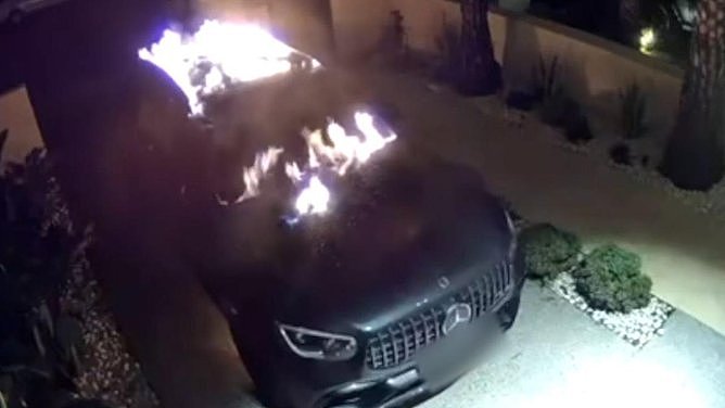 澳民宅深夜发生纵火案！奔驰被泼油烧毁，警方介入调查（视频/组图） - 3