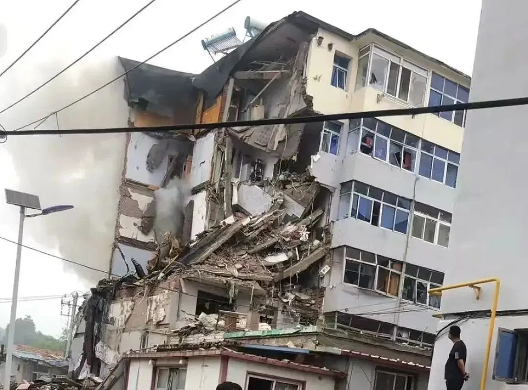 辽宁葫芦岛居民楼清晨突发爆炸！楼体严重受损（图） - 1