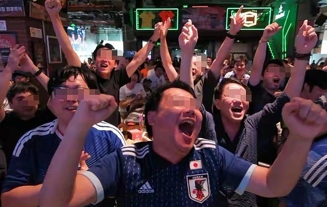 上海球迷穿日本球衣欢呼庆祝，上海足协：足球无国界，球迷有祖国（组图） - 1