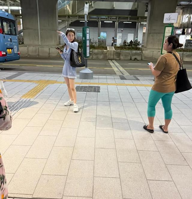 方媛带2个女儿香港街头逛街，配备一名菲佣！生图暴露天王嫂短板（组图） - 1