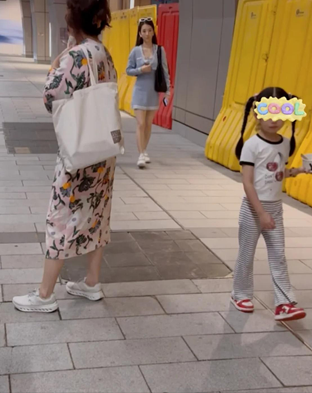 方媛带2个女儿香港街头逛街，配备一名菲佣！生图暴露天王嫂短板（组图） - 3
