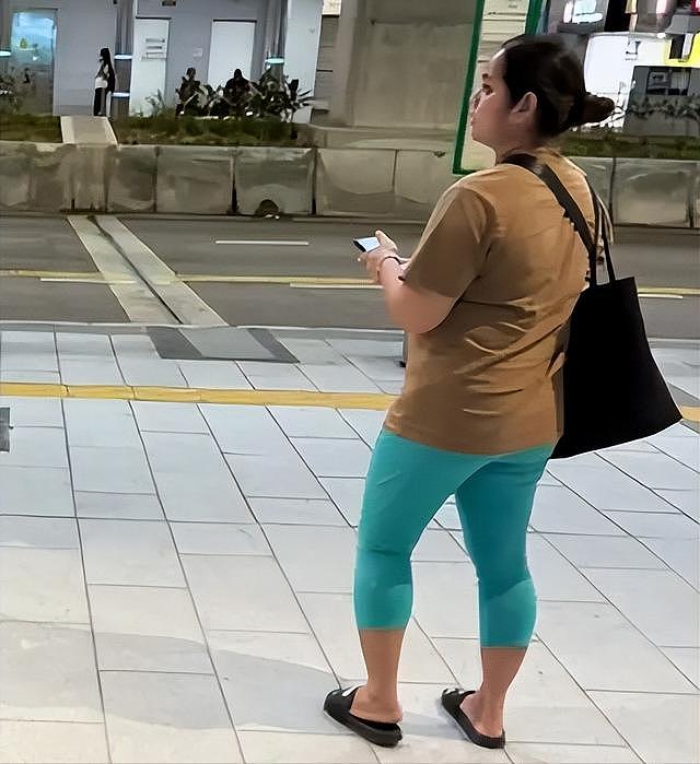 方媛带2个女儿香港街头逛街，配备一名菲佣！生图暴露天王嫂短板（组图） - 4