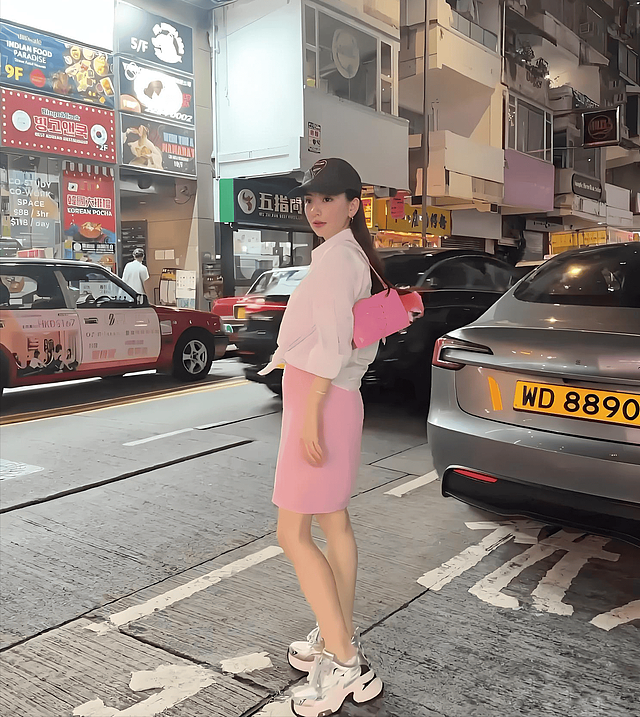 方媛带2个女儿香港街头逛街，配备一名菲佣！生图暴露天王嫂短板（组图） - 7