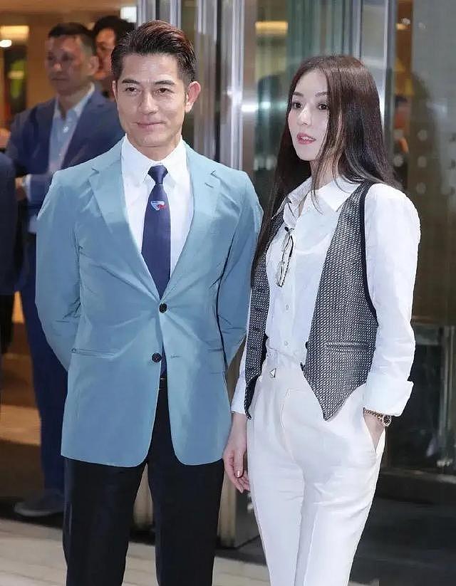方媛带2个女儿香港街头逛街，配备一名菲佣！生图暴露天王嫂短板（组图） - 9