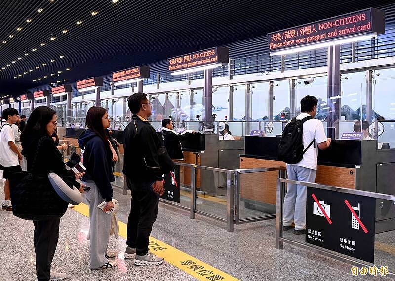 中国旅客在桃园机场违规录影，移民署：2年不予许可来台（组图） - 1