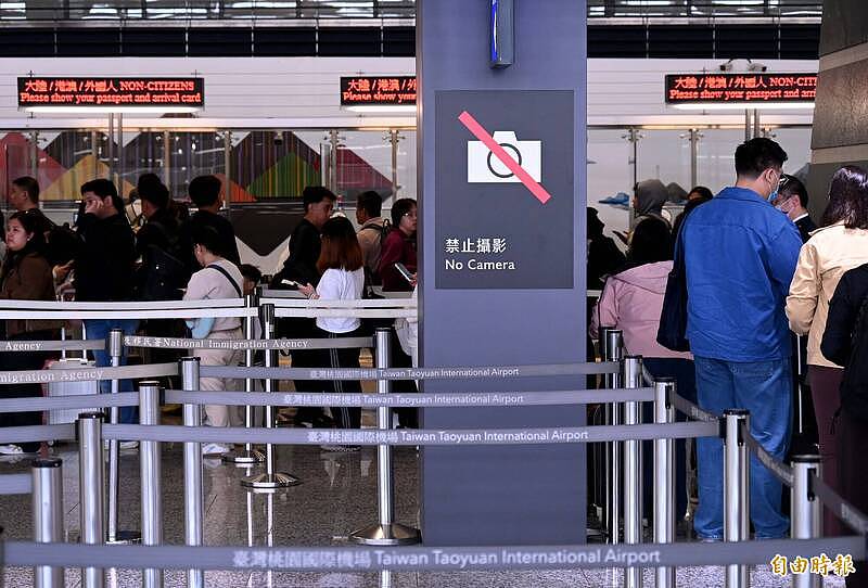 中国旅客在桃园机场违规录影，移民署：2年不予许可来台（组图） - 2