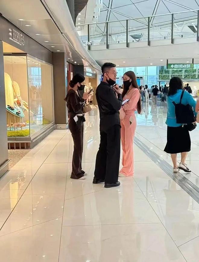 小S夫妇香港被偶遇！陪女儿看演唱会状态松弛，这才是富养天花板？（组图） - 2