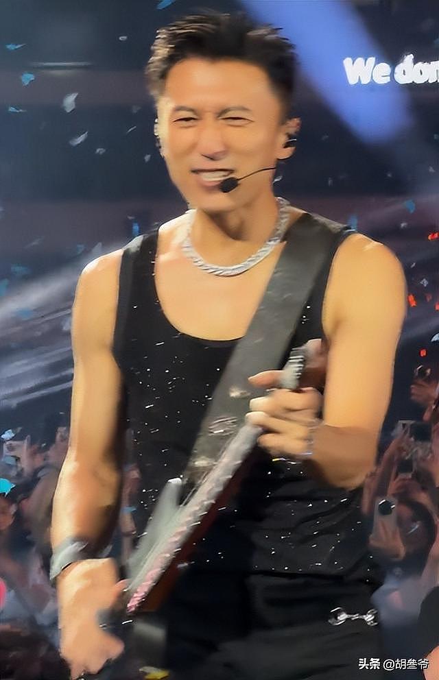 谢霆锋王菲离开西安！两人全程十指紧扣，谢霆锋穿增高鞋没女友高 - 3
