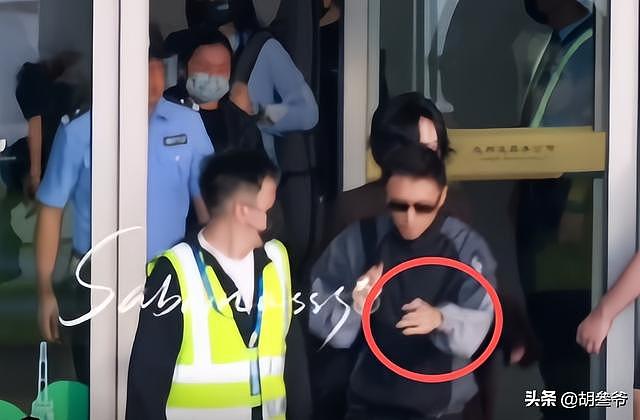 谢霆锋王菲离开西安！两人全程十指紧扣，谢霆锋穿增高鞋没女友高 - 5