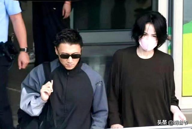 谢霆锋王菲离开西安！两人全程十指紧扣，谢霆锋穿增高鞋没女友高 - 7